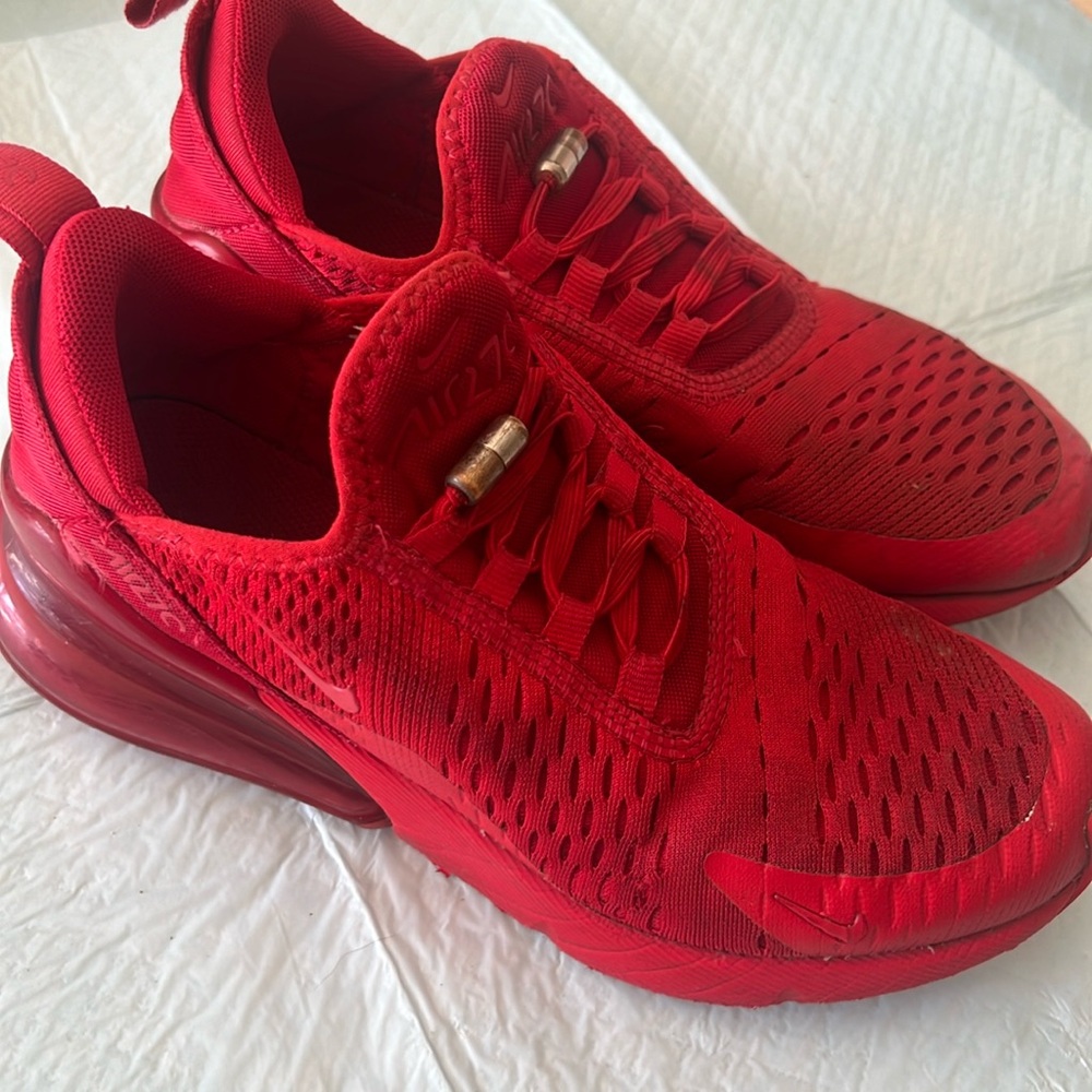 Red Nike Air Max 270, big kid 4,5